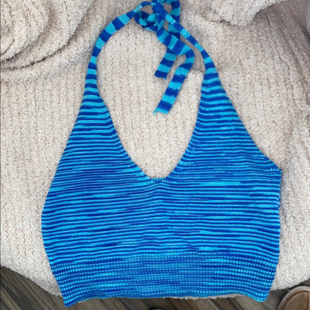 🎈Adorable cropped halter top with striped pattern!